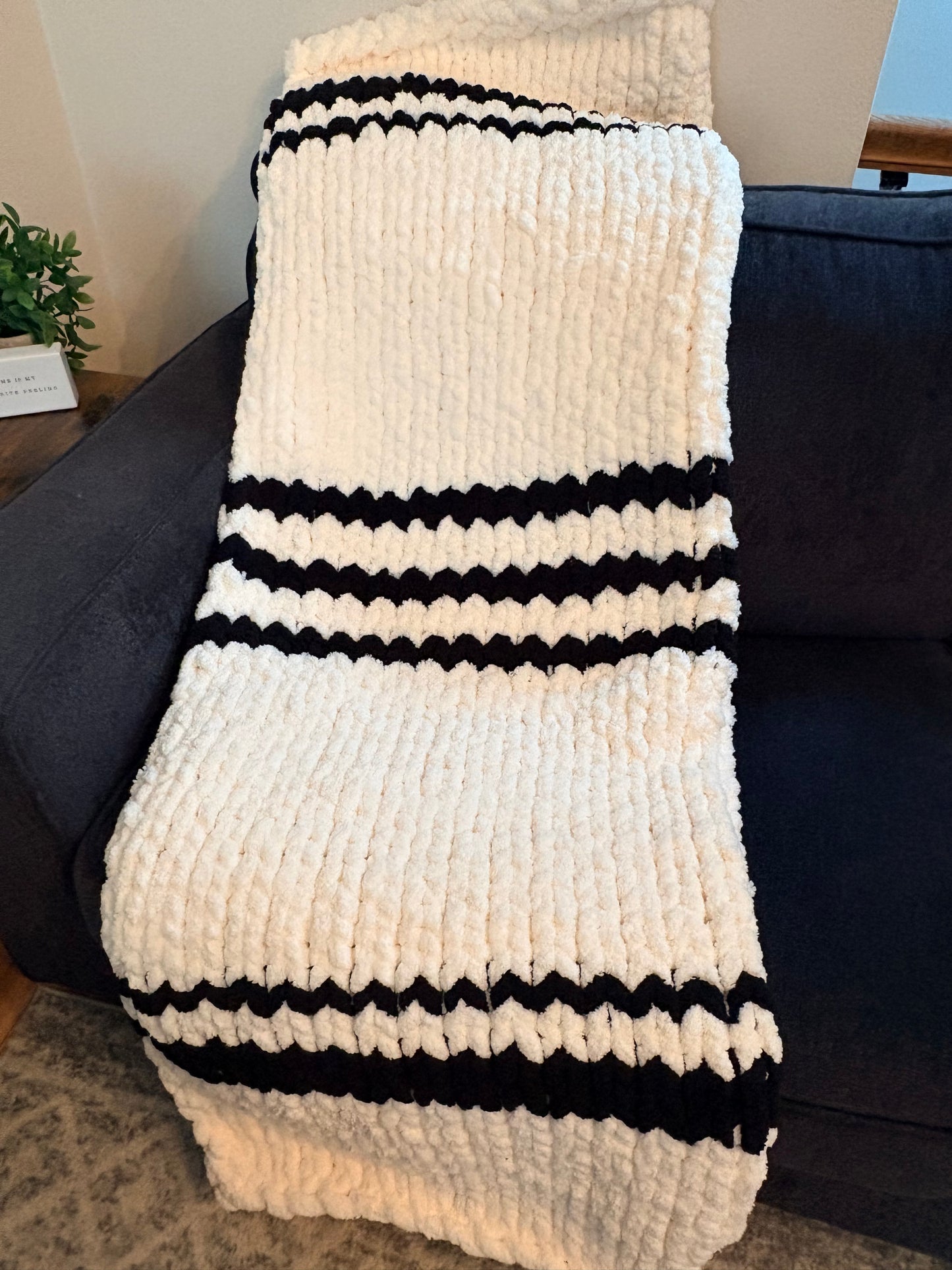 Cream & Black Chunky Throw Blanket (RTS)