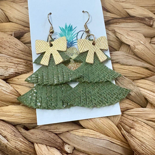 Fringe tree w/ gold bow